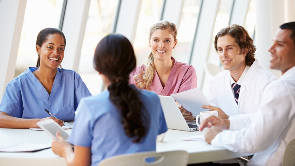 医療チームと連携し患者ケアを調整するアメリカの Nurse Case Manager